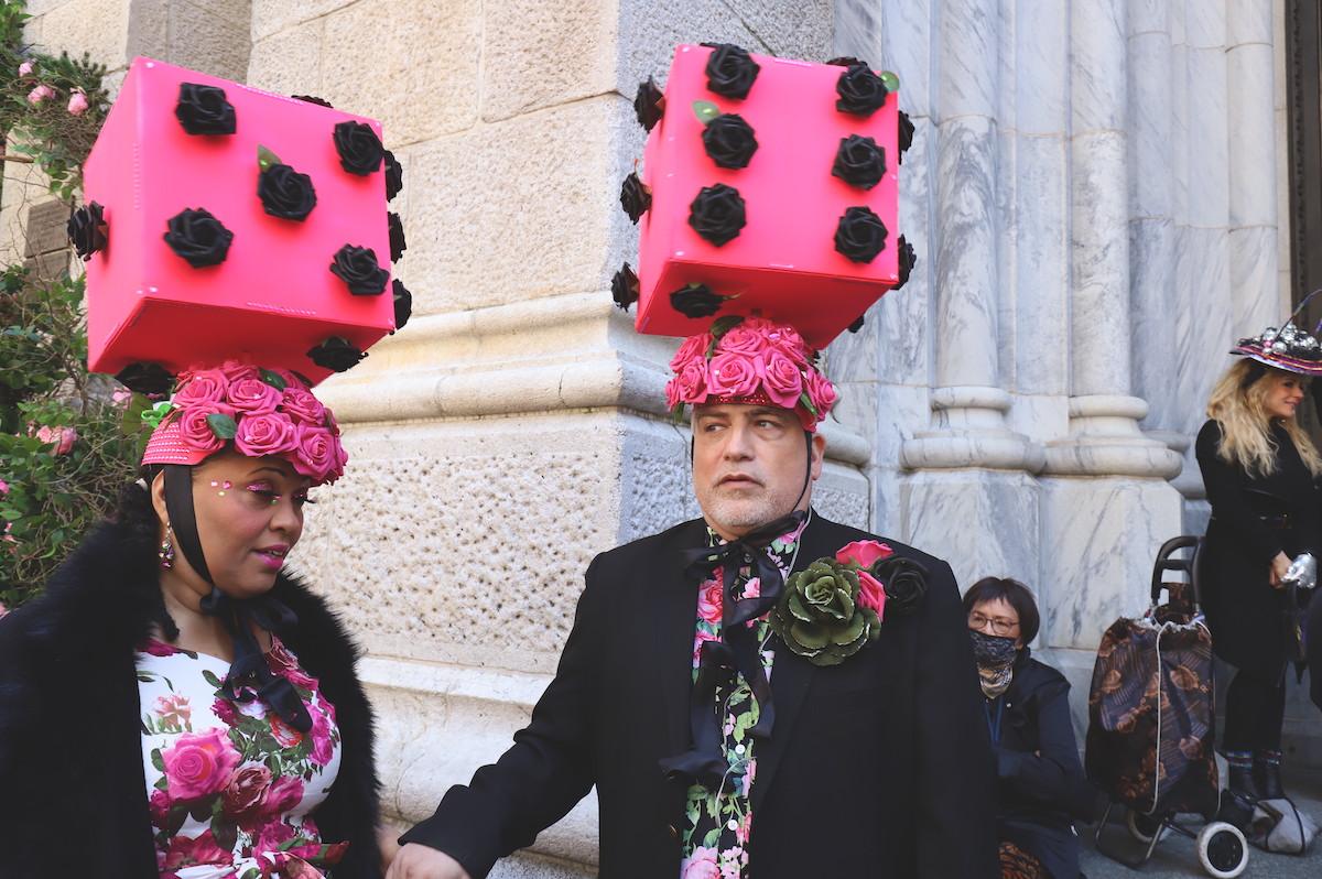 なぜそんな格好を?ニューヨーク5番街に華やか衣装の人々 イースターパレード