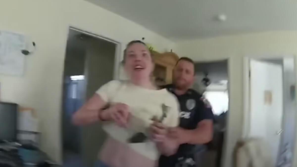 刃物を持ち向かってくる女性を射殺、警察がボディカメラ映像公開