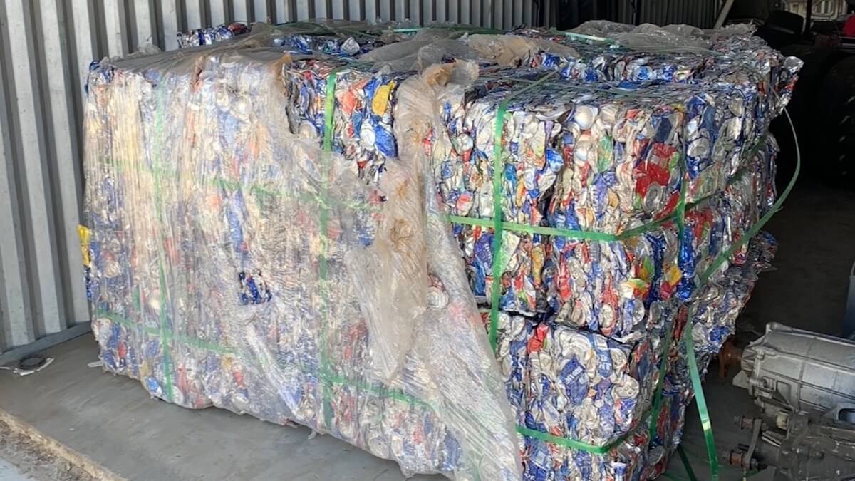 空き缶リサイクルで10億円荒稼ぎ、一家を詐欺罪で起訴