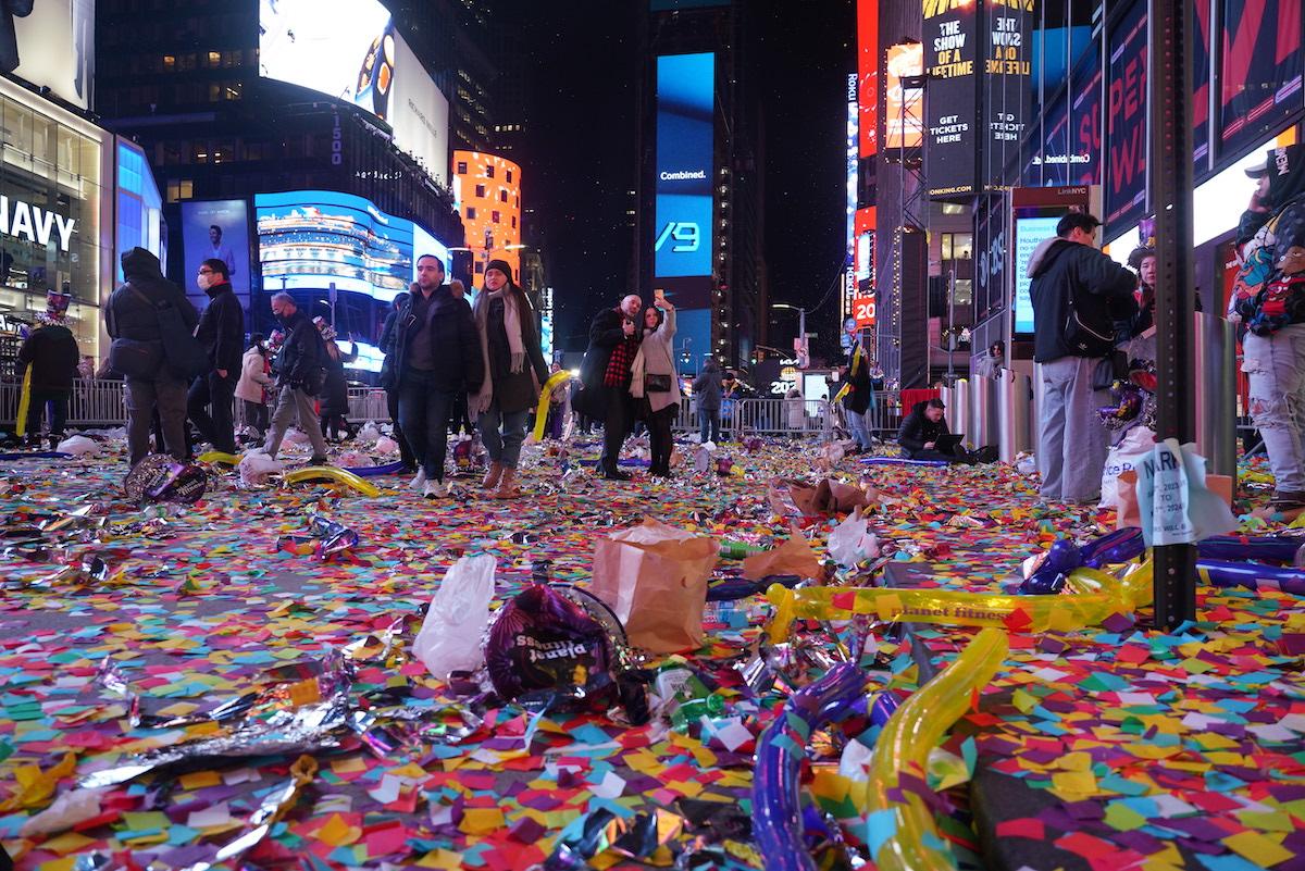 廃棄物65トン、タイムズスクエア年越しイベントで大量のゴミ