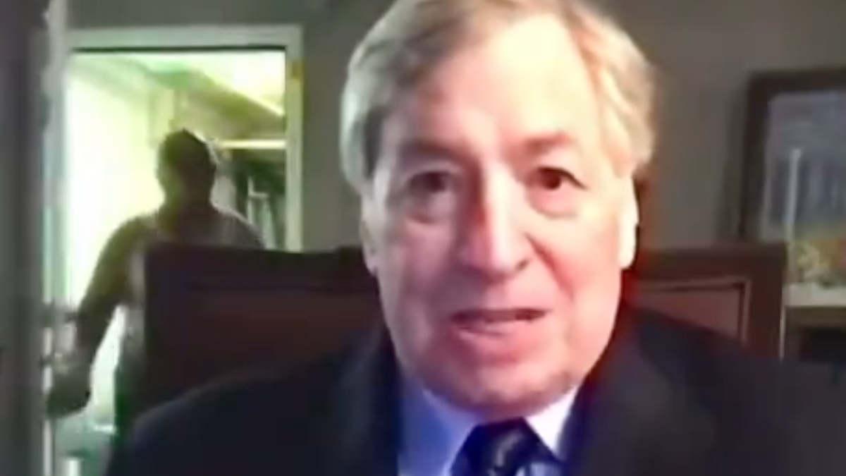 「誰?」政治コンサルタントのインタビューに下着姿の男性、ネットで憶測飛び交う