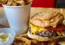 価格高騰に悲鳴、ハンバーガーセットが3,500円