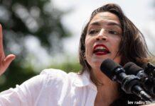 バイデン氏に強力応援団、左派が撤退に反対する理由とは アレクサンドリア・オカシオ・コルテス