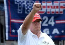 トランプ劇場:元側近に間違い電話 → ブチギレ