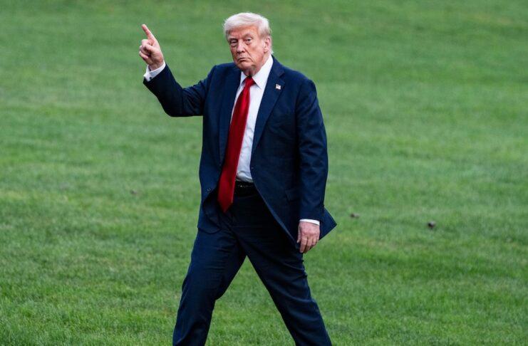 「なぜあんな歩き方を」トランプの歩行動画、SNSで健康懸念が再燃