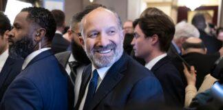 政権内部動向:ラトニックの存在感に陰り、静かに積み上がる政権のコスト