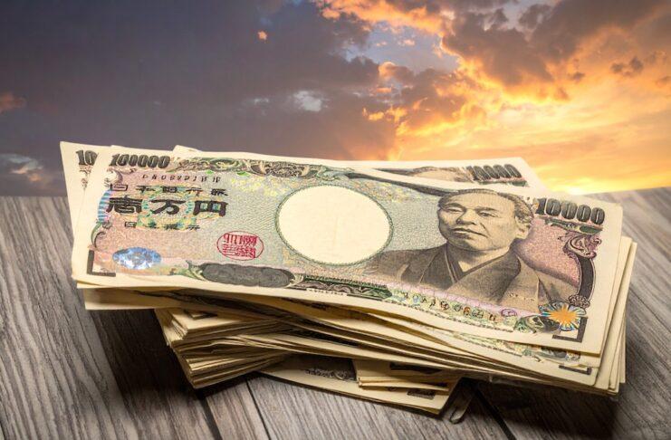 円安なのに給料減額?在日米兵の手当がまさかのゼロへ Japan banknote